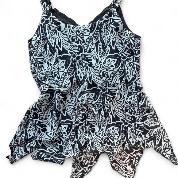 Fairycore babydoll Black & white floral print tank top with belt and a flowy fit - Picture 5 of 7